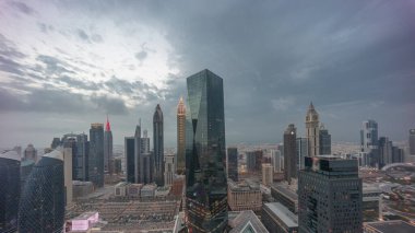 Gün batımından sonra Sheikh Zayed yolundaki Dubai 'deki finans merkezindeki gelecekçi gökdelenlerin panoraması. Bulutlu gökyüzü ile yukarıdan hava görüntüsü