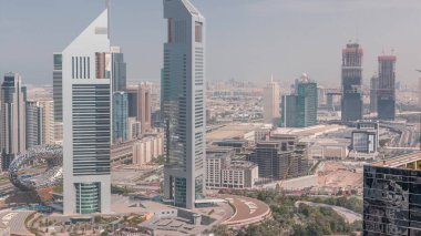 Emirates Kuleleri 'nin ve Şeyh Zayed' in zaman çizelgesinin manzarası. İnşaat alanı olan bir arka planda finans bölgesi gökdelenleri