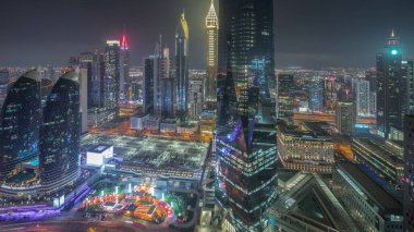 Panorama, Dubai 'deki finans bölgesi iş merkezinde Sheikh Zayed karayolu zaman çizelgesinde fütüristik gökdelenleri gösteriyor. Aydınlatılmış kulelerle yukarıdan hava görüntüsü