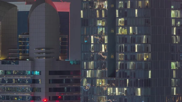 Ramen Hoogbouw Exterieur Late Avond Met Gloeiende Knipperende Interieur Lichten — Stockfoto