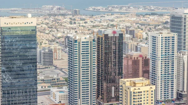 Luftaufnahme Von Mehrfamilienhäusern Und Villen Hinter Wolkenkratzern Finanzviertel Von Dubai — Stockfoto