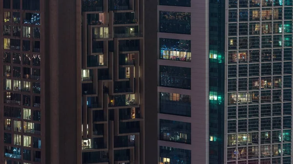 Gecenin ilerleyen saatlerinde gökdelenlerin dış tarafındaki pencereler zaman ayarında parıldıyor ve yanıp sönüyor. Havadan üst görünüm