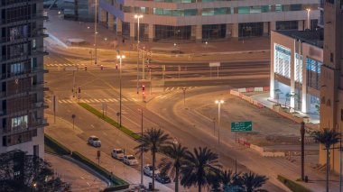 Dubai şehir merkezi, Dubai, Birleşik Arap Emirlikleri 'nde trafik ve park gecelerinde birçok ulaşım aracının kesiştiği hava görüntüsü. Avuçlar ve sokak lambaları