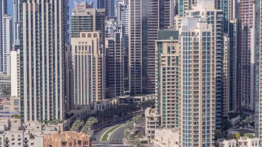 Birçok gökdelen ve kule arasında Muhammed Bin Rashid Bulvarı kıvrımlarında kesişme zamanı. Hava görüntüsü Dubai şehrinin silueti.