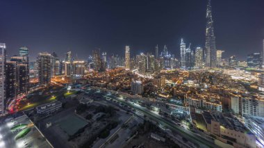 Dubai Şehir Merkezi panoramik gece zaman çizelgesi Dubai 'nin en yüksek gökdeleni ve diğer aydınlatma kuleleri ile Birleşik Arap Emirlikleri' nin tepesinden görülüyor. Eski şehrin geleneksel evleri