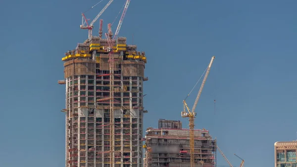 建造中的多层大楼和许多起重机都经过了时间 在新塔楼和摩天大楼的建筑工地积极工作 — 图库照片