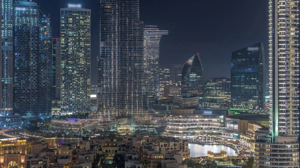 Повітряний Вид Освітлені Будинки Оточені Хмарочосами Нічний Темпес Зверху Дубай — стокове фото