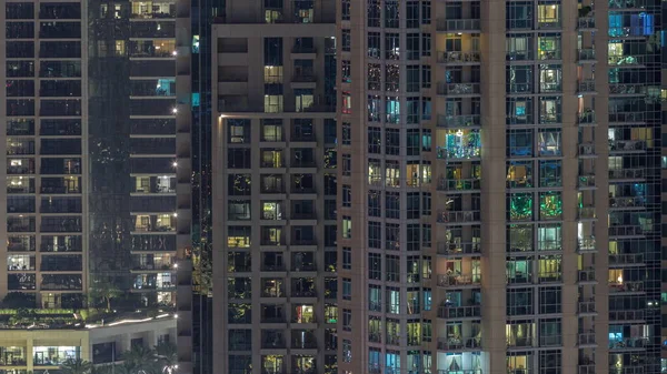 Grandes Fenêtres Éclatantes Dans Les Bâtiments Résidentiels Modernes Timelapse Nuit — Photo