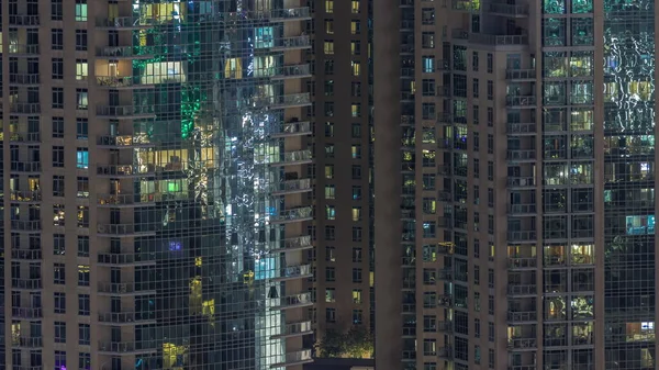 Nagy Ragyogó Ablakok Modern Lakóépületek Timelapse Éjszaka Sorokban Ablakok Fény — Stock Fotó
