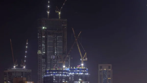 建造中的高层多层建筑物和夜间运行的起重机 新塔楼和摩天大楼空中景观建筑工地的积极工作 — 图库照片
