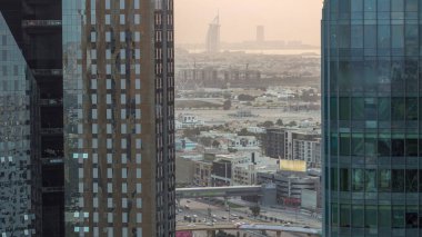 Şehir merkezinden Dubai 'ye uzanan ufuktaki villalar ve ünlü otellerde büyük bir kavşaktan geceye geçiş süresi var. Parlak pencereli gökdelenler tarafından çerçevelenmiş