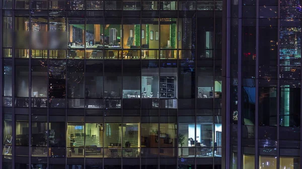 Grandes Fenêtres Rougeoyantes Dans Les Immeubles Bureaux Modernes Timelapse Nuit — Photo