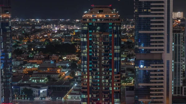 在空中夜间的背景下 明亮的窗户 塔楼和别墅 阿拉伯联合酋长国迪拜 迪拜市中心 摩天大楼灯火通明 — 图库照片