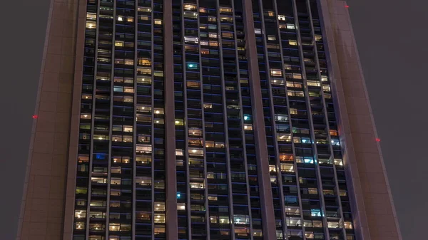 Великі Сяючі Вікна Сучасному Офісі Житлових Будинках Дивляться Вгору Вночі — стокове фото