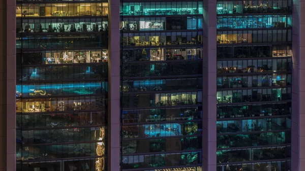 Великі Сяючі Вікна Сучасних Офісних Будівлях Розпадаються Вночі Рядах Вікон — стокове фото