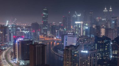Dubai 'nin modern mimarisine sahip Skyline tüm gece boyunca kuleleri ışıklandırdı ve ışıklar söndü. Kanal ve şantiyeli hava manzarası