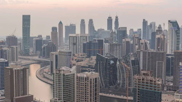迪拜商厦塔楼的现代建筑 从天而降 从天而降 日落后有运河和建筑工地的空中景观 — 图库照片
