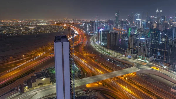 Skyline Ruchliwym Ruchem Autostradzie Nowoczesną Architekturą Dubaju Business Bay Oświetlony — Zdjęcie stockowe