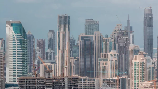 ビジネスベイ地区のタイムラプスとドバイのダウンタウンのパノラマのスカイライン 曇り空と多くの近代的な高層ビルの空中ビュー アラブ首長国連邦 — ストック写真