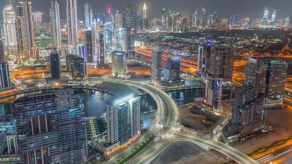 Dubai 'nin modern mimarisine sahip Skyline gece kuleleri aydınlatıyordu. Kanal ve inşaat alanı üzerinde kesişen ve köprü olan hava manzarası
