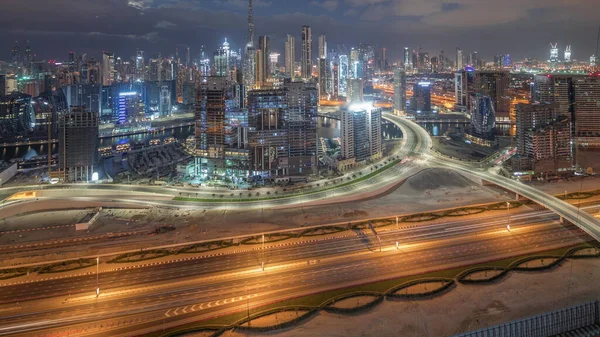 迪拜的全景天际线与商业区和闹市区的夜以继日的过渡时间过去了 在日出前 许多现代摩天大楼的空中景观 以及高速公路上的交通 大不列颠及北爱尔兰联合王国 — 图库照片