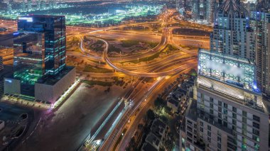 JLT ve Dubai Marina arasındaki büyük otoyol kavşağı panoraması Sheikh Zayed Yolu hava yolları ile kesişiyor. Yoğun trafiği olan kulelerin ve gökdelenlerin yakınındaki golf sahası