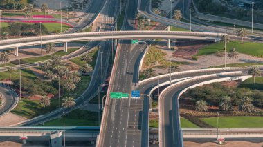 JLT ve Dubai Marina arasındaki büyük otoyol kavşağı Sheikh Zayed Yolu hava zaman ayarlarıyla kesişiyor. Avuçlar ve yoğun trafik