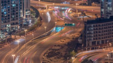 JLT bölgesi hava sahasının yakınındaki tünel kavşağında büyük bir kavşak var. Yoğun trafik ve inşaat alanı olan kulelerin ve gökdelenlerin yanındaki golf sahasında.