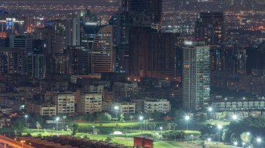 Dubai marinasından yeşilliklerin ve Al Barsha tepelerinin hava görüntüsü. Yukarıdan golf sahası olan kuleler ve gökdelenler.