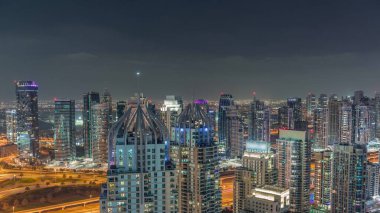 Dubai marinası ve JLT 'nin Sheikh Zayed Yolu' ndaki gökdelenleri aydınlatması gece saatleri. Yukarıdan konut ve ofis binaları.