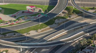 JLT ve Dubai Marina arasındaki büyük otoyol kavşağı Şeyh Zayed Yolu hava trafiğiyle kesişiyor. Yeşil çimen ve çiçek tarhı