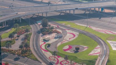 JLT ve Dubai Marina arasındaki büyük otoyol kavşağı sabah erken saatlerde Şeyh Zayed Yolu hava trafiği ile kesişiyor. Çiçekli ve yeşil çimenli