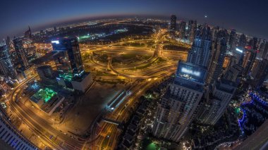 Medya şehri ve JLT 'nin aydınlattığı Dubai marinası güneş doğmadan önce Sheikh Zayed Yolu üzerindeki gökdelenleri gece gündüz aydınlatmıştır. Yukarıdan konut ve ofis binaları.