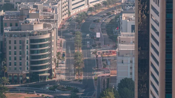 从空中俯瞰一个与摩天大楼之间的交通交汇的公路交叉口 阿拉伯联合酋长国迪拜滨海区和媒体城区的城市景观 — 图库照片