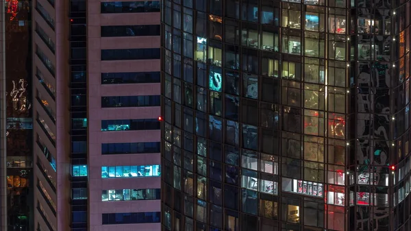 Okna Wieżowcu Biurowym Późnym Wieczorem Świecącymi Migającymi Lampami Wewnętrznymi Timelapse — Zdjęcie stockowe