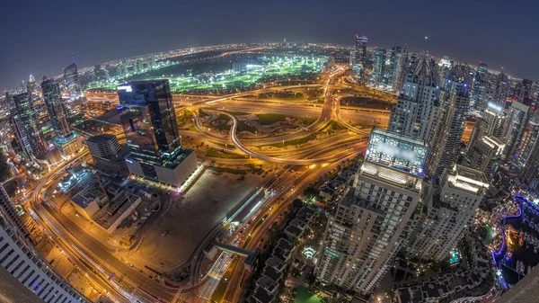 迪拜码头与媒体城市和Jlt一道 照亮了谢赫扎耶德路沿线的摩天大楼 巨大的交叉口通航时间是在夜间 来自上方的住宅和办公大楼 — 图库照片