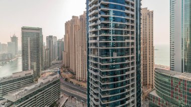 Panorama, JBR ve Dubai Marina gökdelenlerinin gökdelenlerinin gökdelenlerini gösteriyor. Kanal suyunda yüzen yatlar. Arka planda JLT bölgesi