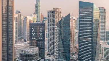 Dubai Marina Skyline 'ın arka planında JLT gökdelenleri var. Gün batımında cam yüzeyden yansıyan güneşli kuleler