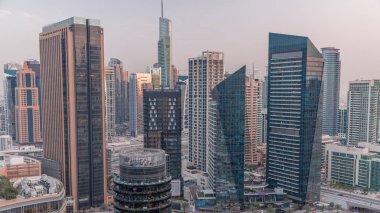 Dubai Marina Skyline ve JLT semti gökdelenleri, hava gününden geceye geçiş zamanlarında. Güneş battıktan sonra cam yüzeyi ve rıhtımı olan kuleler.