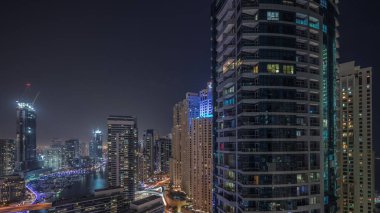 JBR ve Dubai Marina gökdelenleri, deniz kenarındaki modern gökdelenlerle birlikte gökdelenler, gece hava saatlerine göre apartmanlar. Parlayan pencereler ve yıldızlı gökyüzü