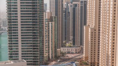 JBR ve Dubai Marina gökdelenleri, deniz kenarındaki gökdelenler, havadan izlenen daireler. Yol kavşağında trafik ve yaya geçidi