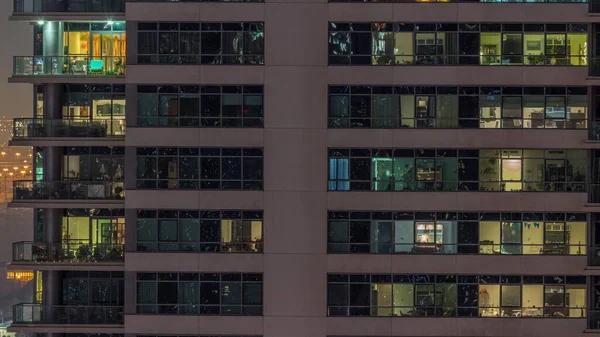 Παράθυρα Φώτα Σύγχρονες Πολυκατοικίες Timelapse Νύχτα Πολυόροφοι Ουρανοξύστες Φωτισμένα Δωμάτια — Φωτογραφία Αρχείου