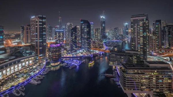 Αεροφωτογραφία Στη Μαρίνα Του Ντουμπάι Φωτίζονται Ουρανοξύστες Γύρω Από Κανάλι — Φωτογραφία Αρχείου