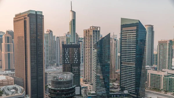 Dubai Marina Skyline 'ın arka planında JLT gökdelenleri var. Güneş doğarken cam yüzeyi ve yatları olan kuleler.