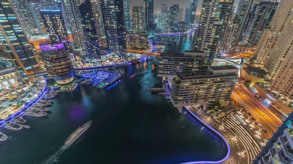 Lucht Kijken Naar Beneden Uitzicht Dubai Jachthaven Waterkant Verlichte Wolkenkrabbers — Stockfoto