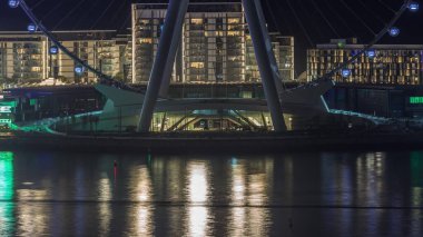 Bluewaters adası, modern mimarisi ve dönme dolabın altı gece zaman ayarlı. Dubai marinası ve JBR yakınlarındaki yeni boş zaman ve yerleşim alanı