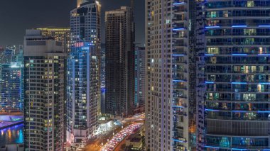 Dubai Marina Skyline 'ın arka planında JBR gökdelenleri var. Yukarıdan cam yüzey manzaralı aydınlık kuleler