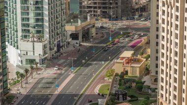 Yoğun trafik saatleriyle JBR caddesinin havadan görüntüsü. Dubai yolu ve kavşaklar. Üst görünüm veya genel görünüm