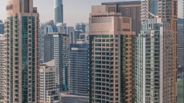 Dubai Marina Skyline 'ın arka planında JLT gökdelenleri var. Yukarıdan cam yüzey manzaralı kuleler