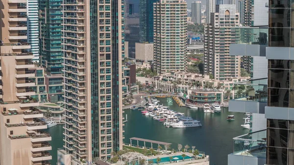 Luftaufnahme Der Wolkenkratzer Der Dubai Marina Und Der Luxuriösesten Jacht — Stockfoto